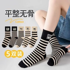 子供の靴下秋冬の新型の男の子の運動の韓国版の白黒のストライプのアルファベットのファッションのタイプの赤ちゃんの靴下の子供の靴下の中で靴下