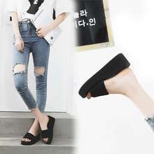 ��ЬŮ����ĭ����Ь�߸���׷���һ���ϕr���⴩�l�y�n��ɳ��Ь