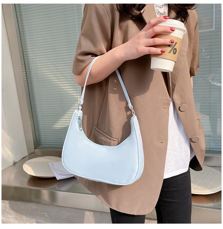 Femmes Moyen Nylon Couleur Unie Style Classique Forme De Boulette Fermeture Éclair Sac Sous Les Bras display picture 2