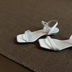 シープスキンバージョン〜ミニマリストレトロスタイルワンストラップフラットサンダル女性の夏の気質スクエアトゥローヒールソフトレザーローマンシューズ