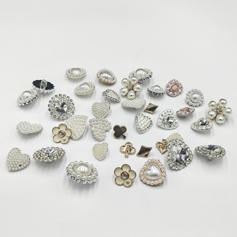 Los fabricantes venden directamente sirimi Diamond hebillas llenas de joyas de aleación de corazón de melocotón accesorios de ropa con botones de pies