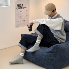靴下の男性の純綿春と秋の灰色のシンプルな色合わせの中筒靴下の学生は日本の百合スポーツストッキングを着ています。