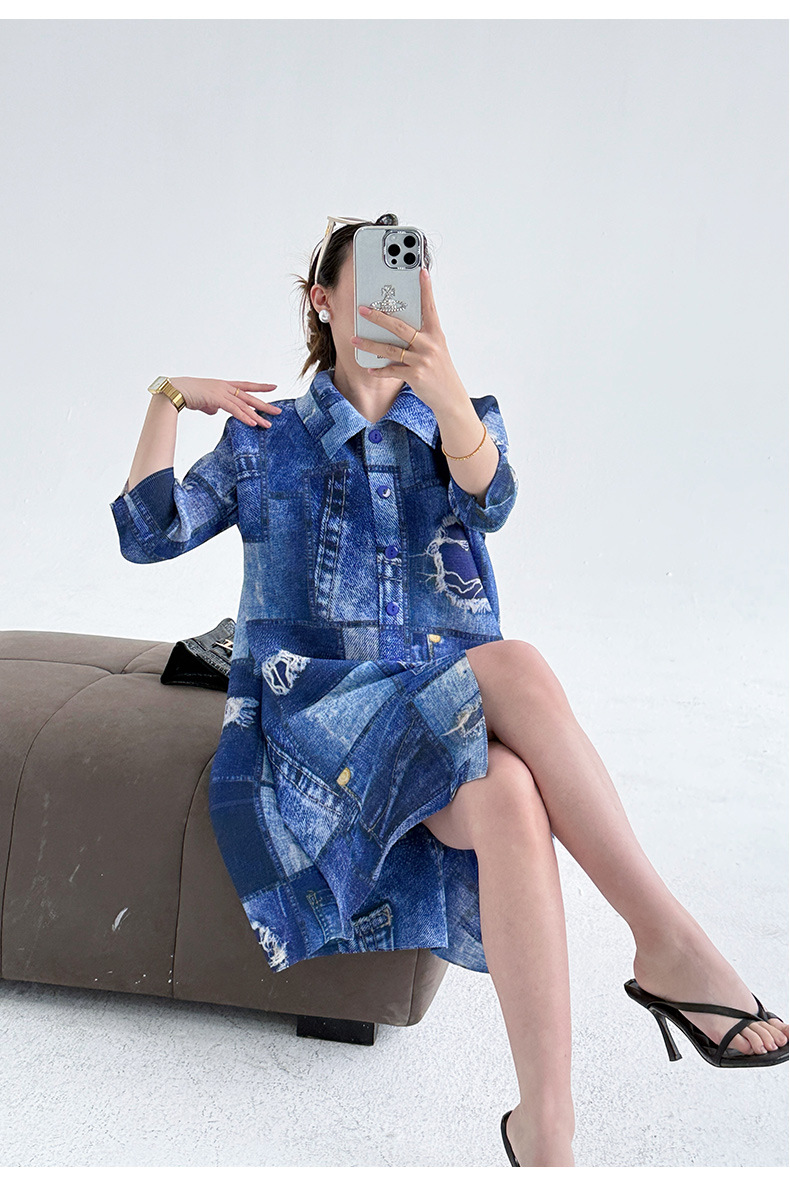 Váy liền thân denim in họa tiết, dáng suông cổ trụ, dài trung bình — Màu xanh lam chi tiết 10