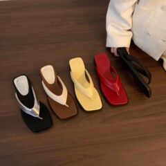 軽やかな2025夏の新型の小さいものの底のビーチの人の字のスリッパの涼しい日本の足の指のサンダルの女性