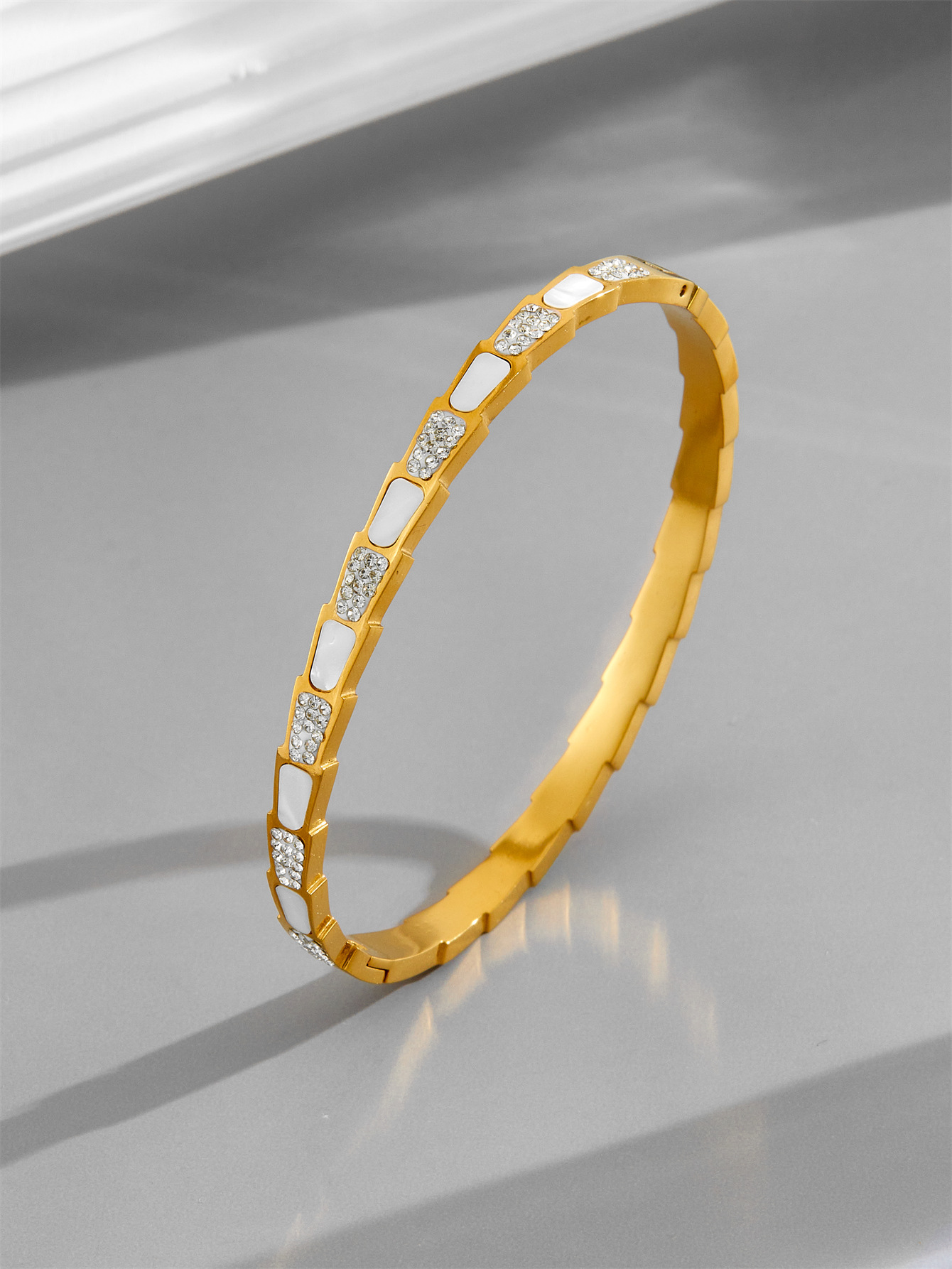 Brazalete de oro de color blanco de lujo ligero nicho chapado en oro transfronterizo nuevo no decolor exquisito brazalete de acero de titanio de apertura para niños
