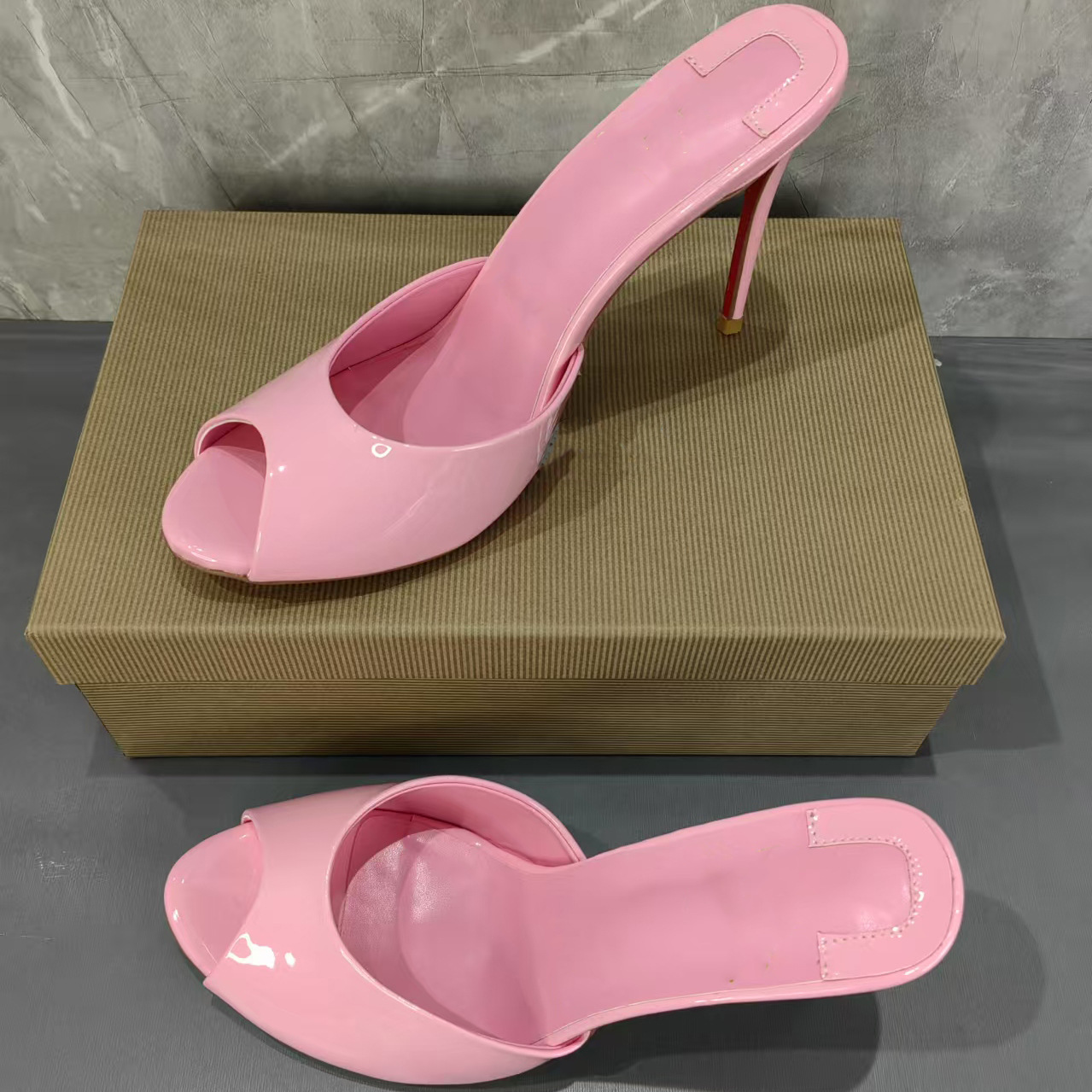 Zomerse stijlvolle stiletto open teensandalen met een enkele band, roze hoge hakken voor dames die je voeten laten stralen._voghion.com