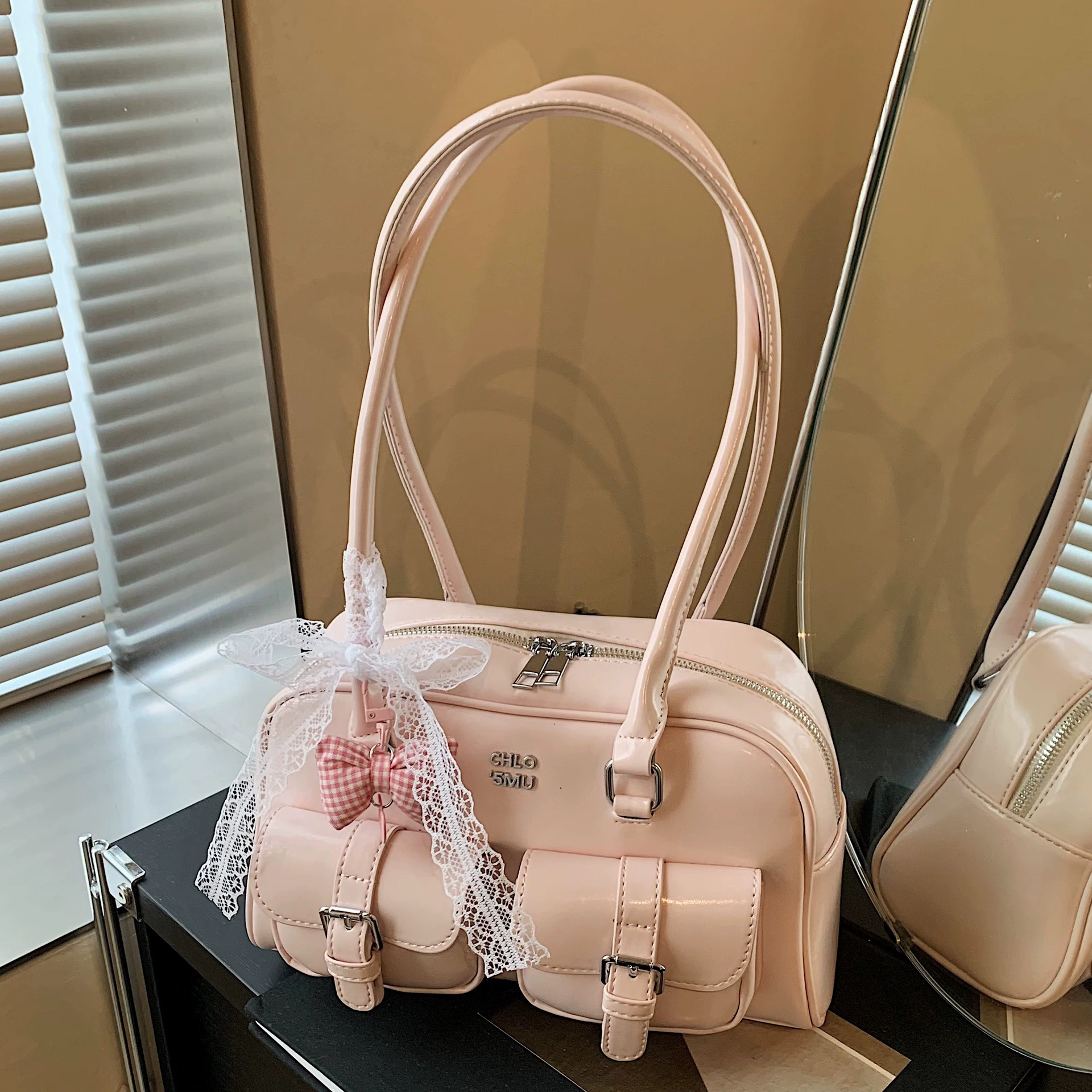 Емкостьат shoulder bag?