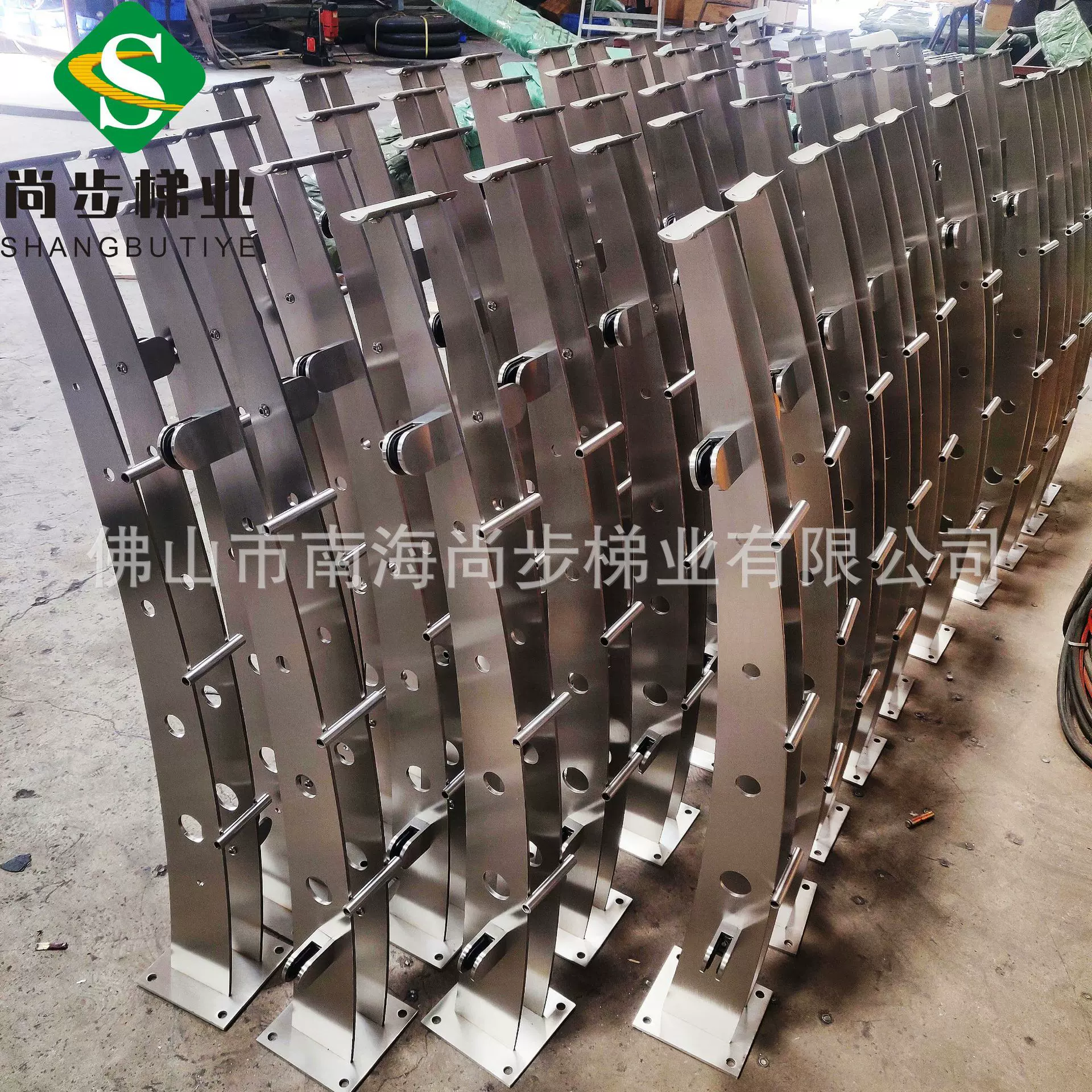 厂家定制304不锈钢立柱商场楼梯弧形立柱阳台玻璃护栏固定件批发