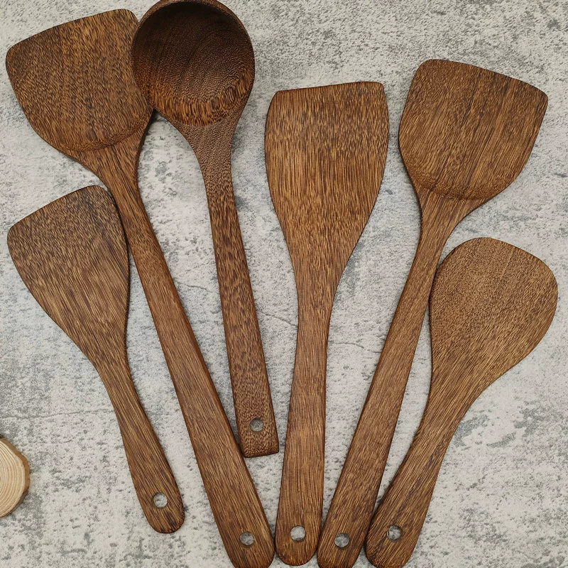 Куриные крылышки? Wait original: "Chicken winged wooden handle spoon spoon, wooden drainage, no sticky pot, no harmful pot house fried cooking kitchen utensils". This is awkward. Translate to Russian maintaining meaning:
