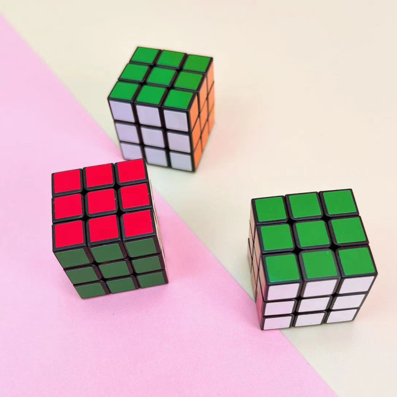 子供の知能のルービックキューブの3階のルービックキューブはキーホルダーのペンダントの3cmの小さいルービックキューブを持っています。|undefined
