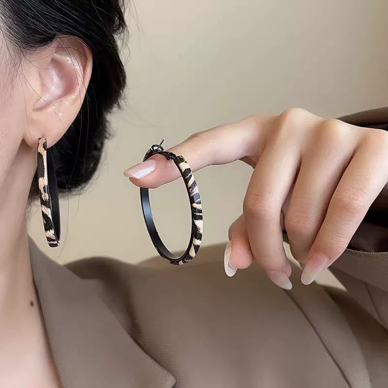 Demi-season atmospheric fashionable earrings