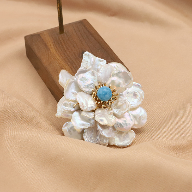 Broche de perlas naturales con borlas de bambú marino y flores, moda de alta gama, redondo y exquisito, broche de perlas estilo Chanel de alta calidad para mujer.