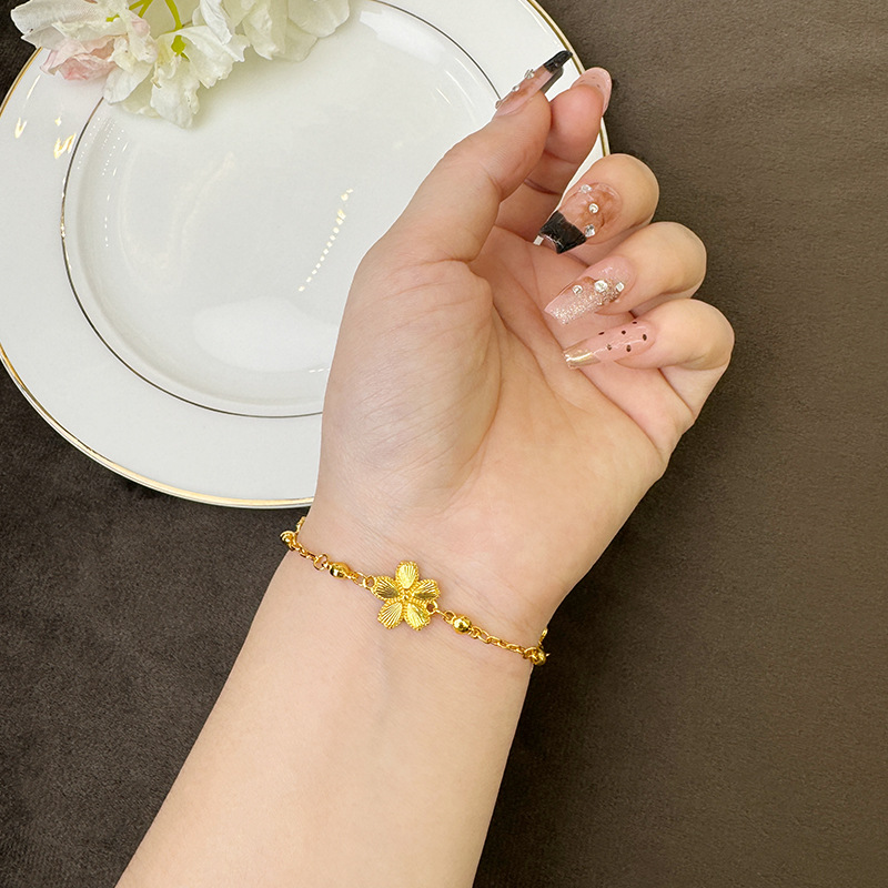 Nuevos productos de pulseras de oro de arena vietnamita frescas dulces y románticas pulseras de flores de cerezo lujosas para mujeres que no se desvanecen el suministro de joyas de mano