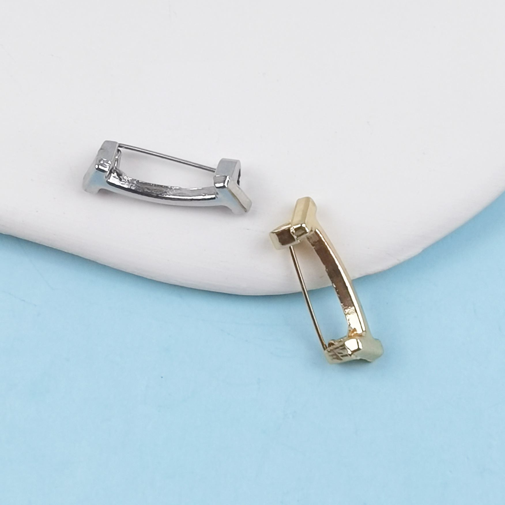 Broche de aleación de sonrisa de nicho simple, diseño brillante, ropa de mujer, top, escote, hebilla fija, anti-brillo