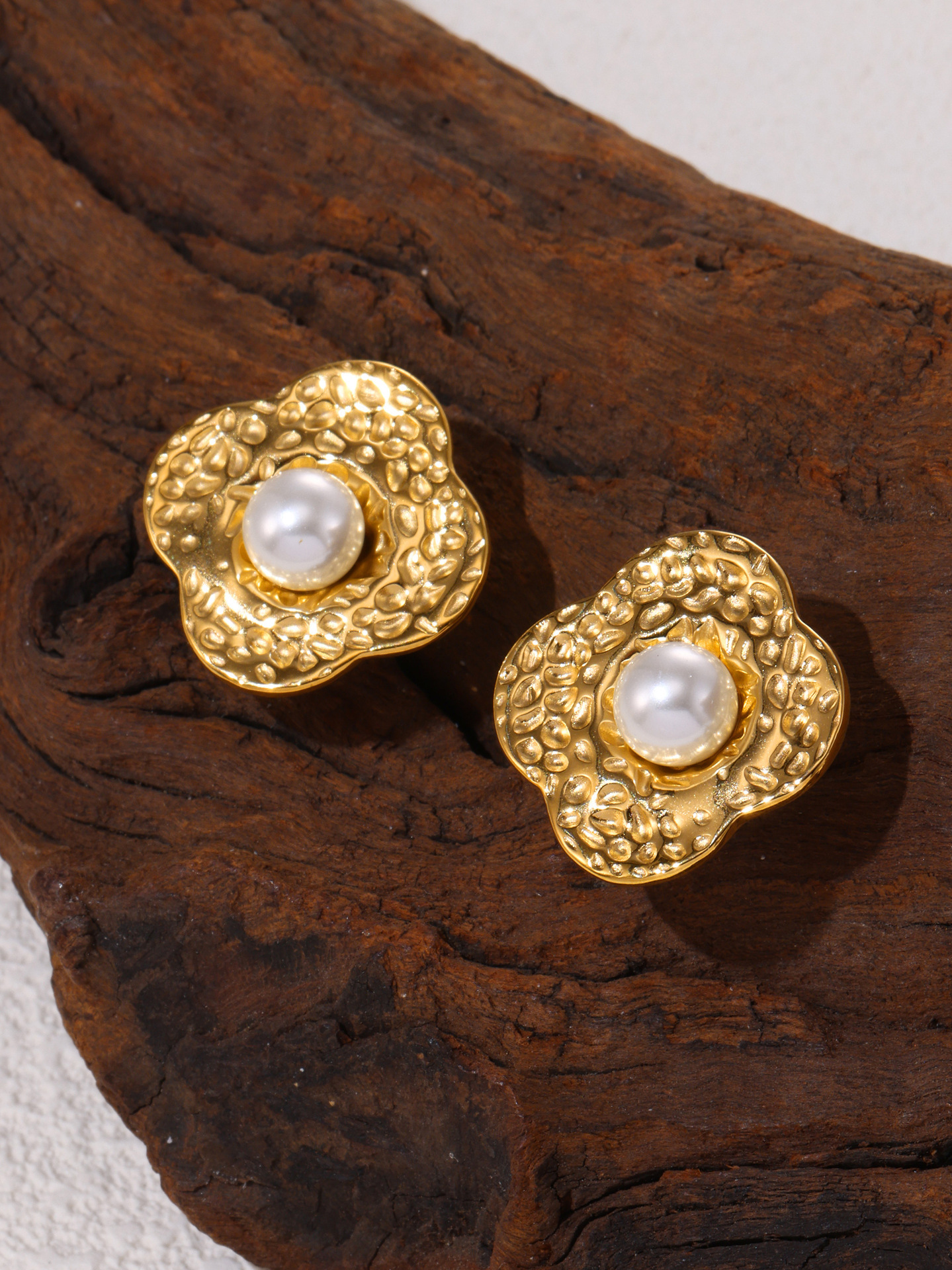 Quadratische Ohrringe mit zuckerartiger Blütenblattstruktur und Perlenbesatz, Damen-Ohrringe aus Edelstahl und passende Ohrringkombination_voghion.com