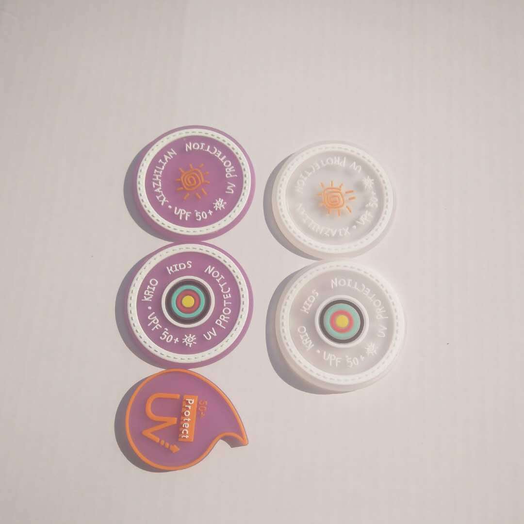 东莞厂家供应硅胶PVC超透明软胶滴胶标牌侧唛胶章填色胶变色胶章