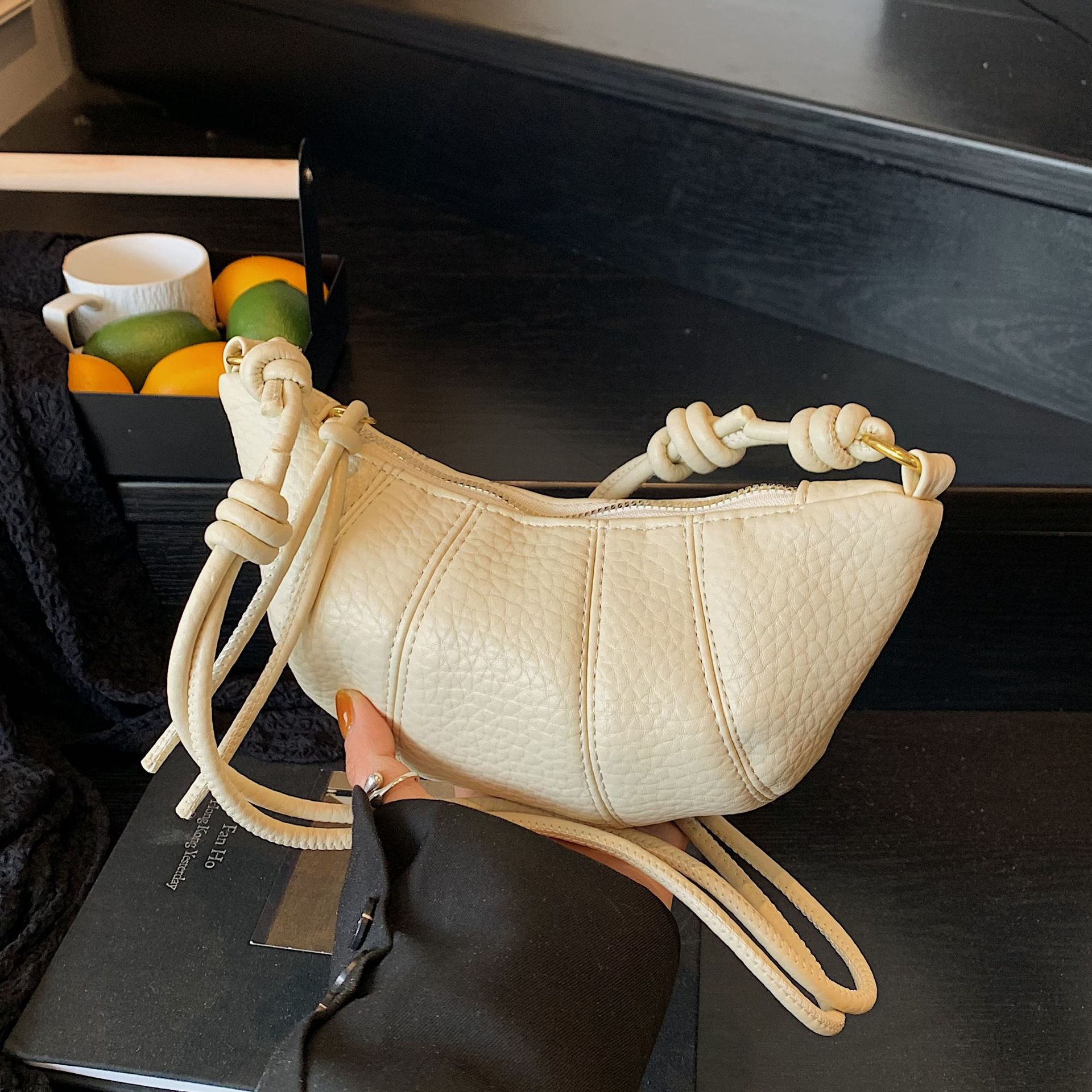 Bolso de cuerno de nicho francés 2025 nuevo bolso de axila bolso de bola de masa de moda bolso de mensajero de hombro simple de todo fósforo