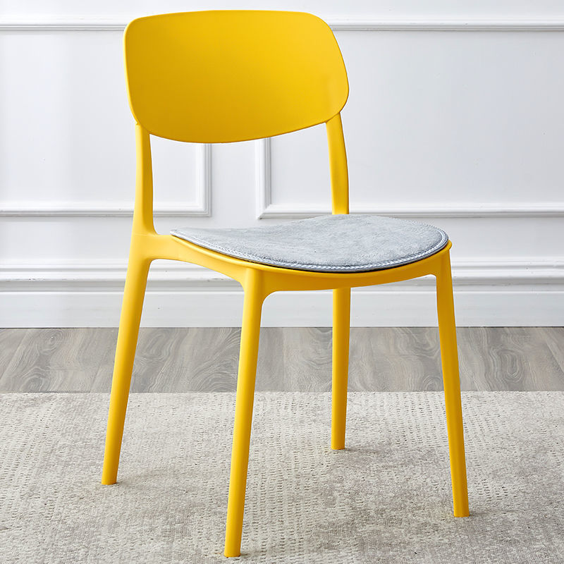 쿠션이있는 노란색