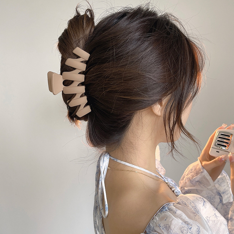 Otoño y invierno simple café de leche tiburón clip de cabello más agarrar clip de alta sensación detrás de la cabeza cabello adorno de cabello coreano agarrar cabello universal