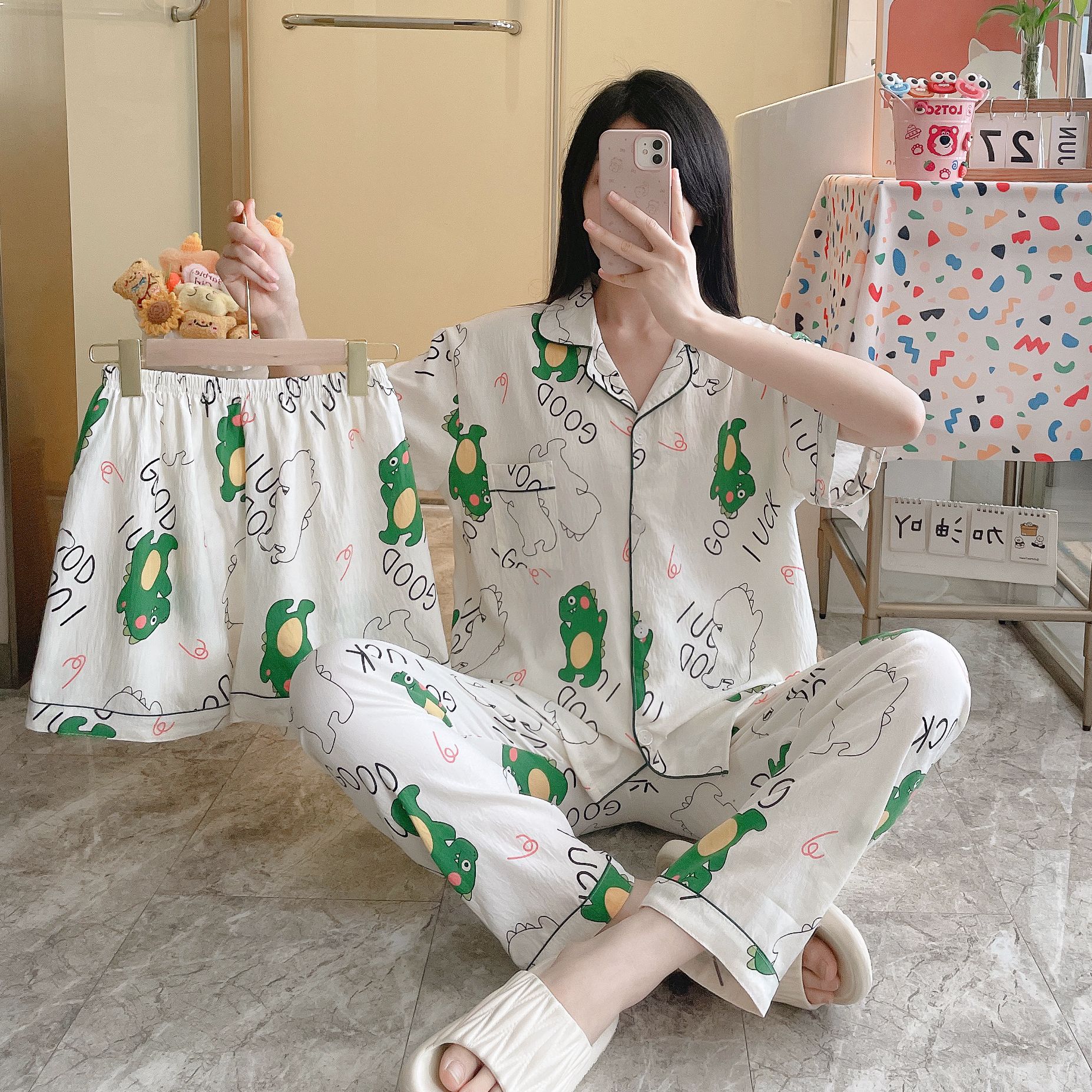 Empaquetado fuera de una sola nube pijamas de algodón de tres piezas para mujer verano dulce pantalones cortos de manga corta ropa de dibujos animados para el hogar