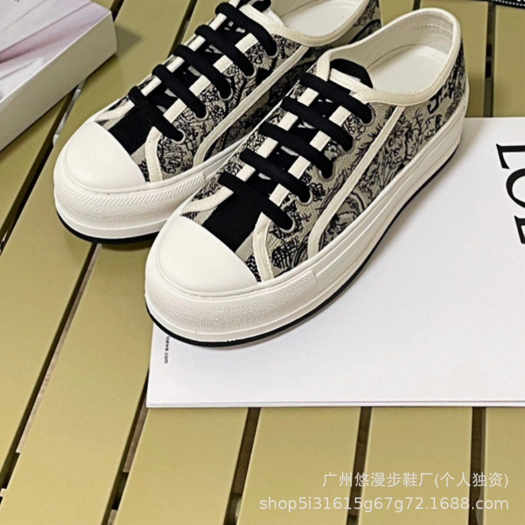 Zapatillas de lona retro con bordado de la marca D, novedad 2026, zapatillas casuales de moda, versátiles, para parejas, con suela gruesa, blancas.