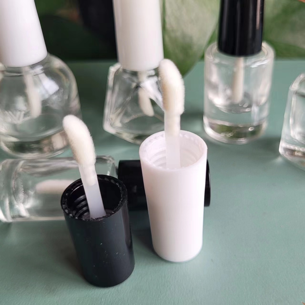 Botella de esmalte de uñas de dos cabezas Botella de pegamento para colorear productos para el cuidado de la piel Botella de maquillaje de subempaque Botella de brillo de labios portátil líquido de diferentes propiedades
