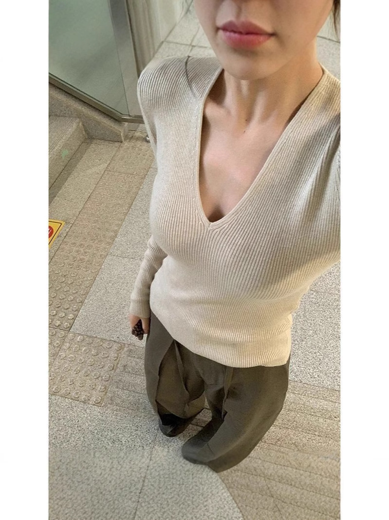 優しい風の純色のvネックのニットの女性の2024秋冬の新型の修身はやせている内に長袖の底のシャツのセーターを掛けます。