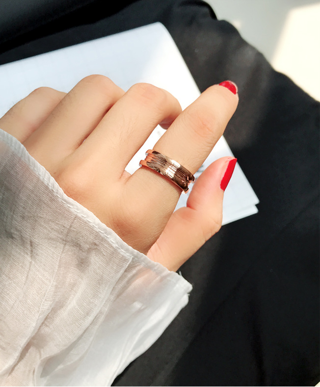 Simple 18k Spring Titanium Steel Solid Color Geometric Ring Wholesale Nihaojewelry display picture 4