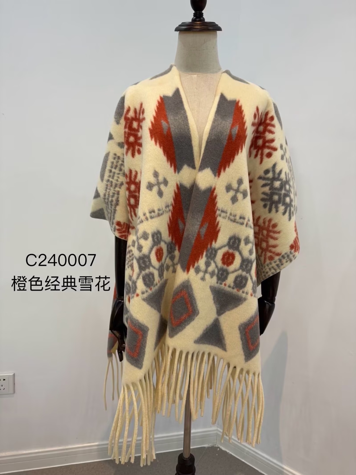 Tinta pintura chal decoración turística con una capa retrógrada larga con una capa de bordas con una camiseta con un chal
