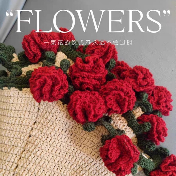 【完成品・在庫あり】ガールフレンドへのギフトとして、手作りの毛糸で編んだバラの花が付いた花束ブランケット完成品|undefined