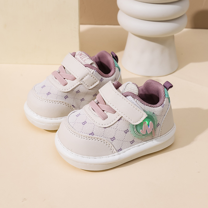 Zapatos de paso de bebé con suela suave de otoño iluminados zapatos de cuero de un año de jardín de infantes antideslizante para hombres y mujeres llamados zapatos para niños