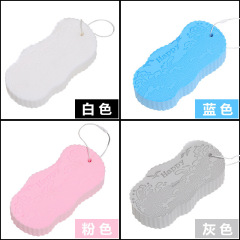子供のお風呂の神器の赤ちゃんは泥をこすります。