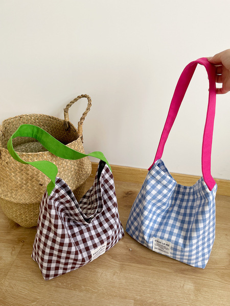 Capacious shoulder bag