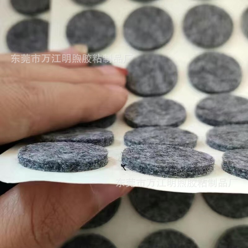 茶色の硬いフェルトマットグレーのフェルトマットのバックゴムの静音フェルトの足マットは丸いフェルトの家具を接着します。|undefined
