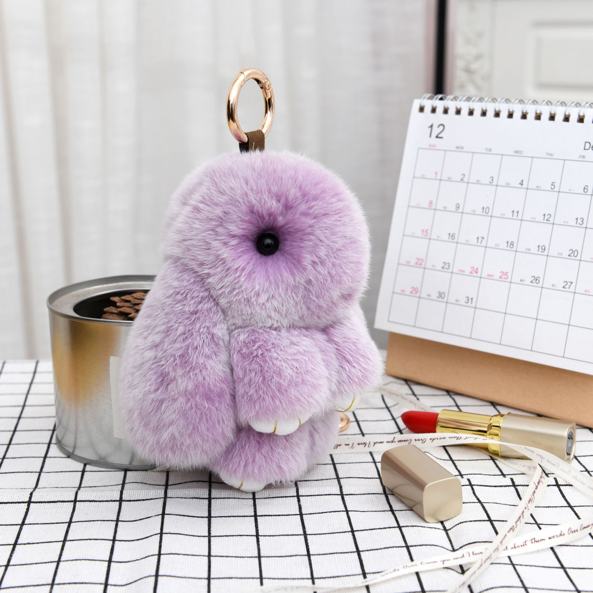 萌えウサギは死んだウサギのストラップを装っています。