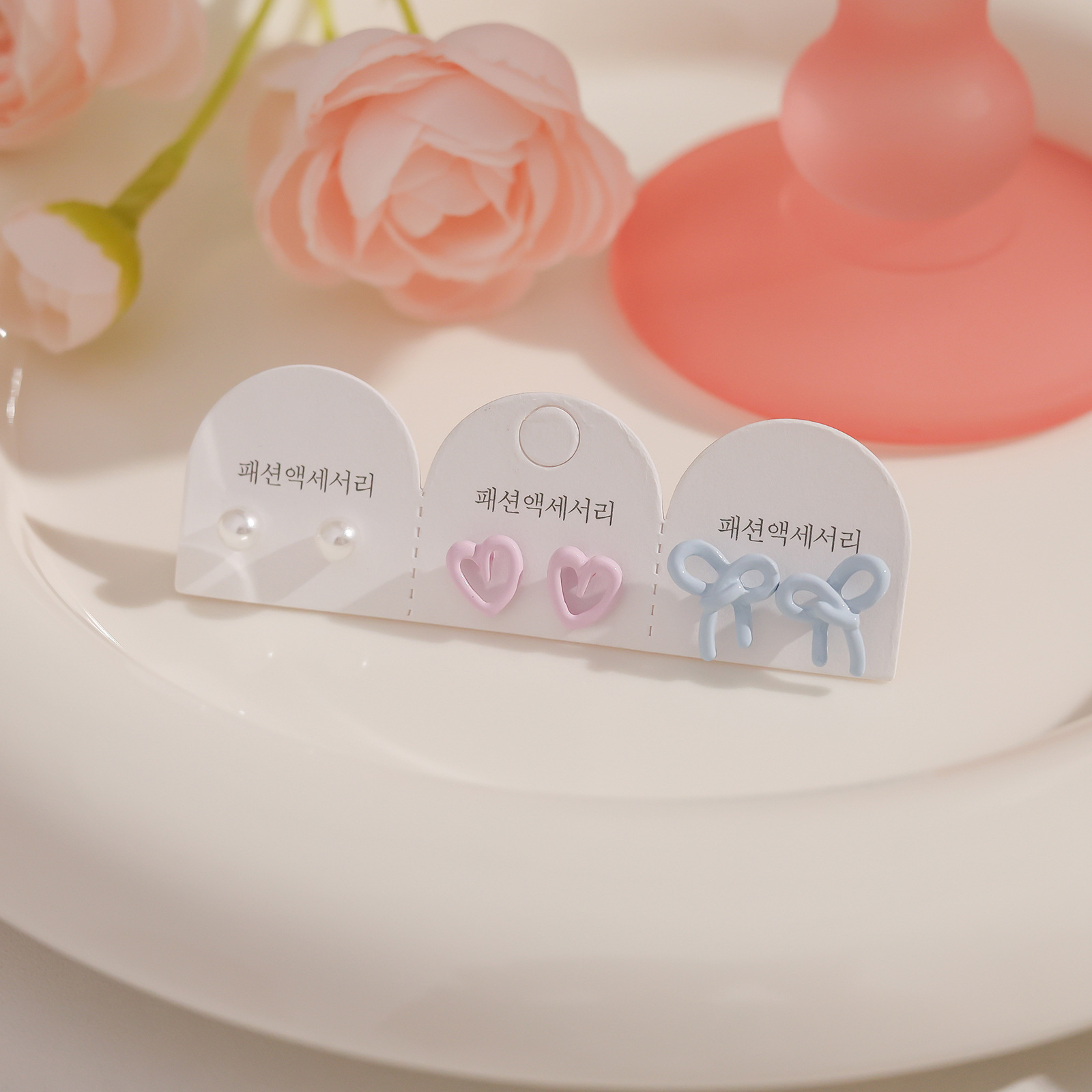 Juego de pendientes de aguja plateados, sencillos y compactos para mujer, pendientes geométricos en forma de corazón, bonitos, dulces y versátiles, venta al por mayor para puestos de mercado