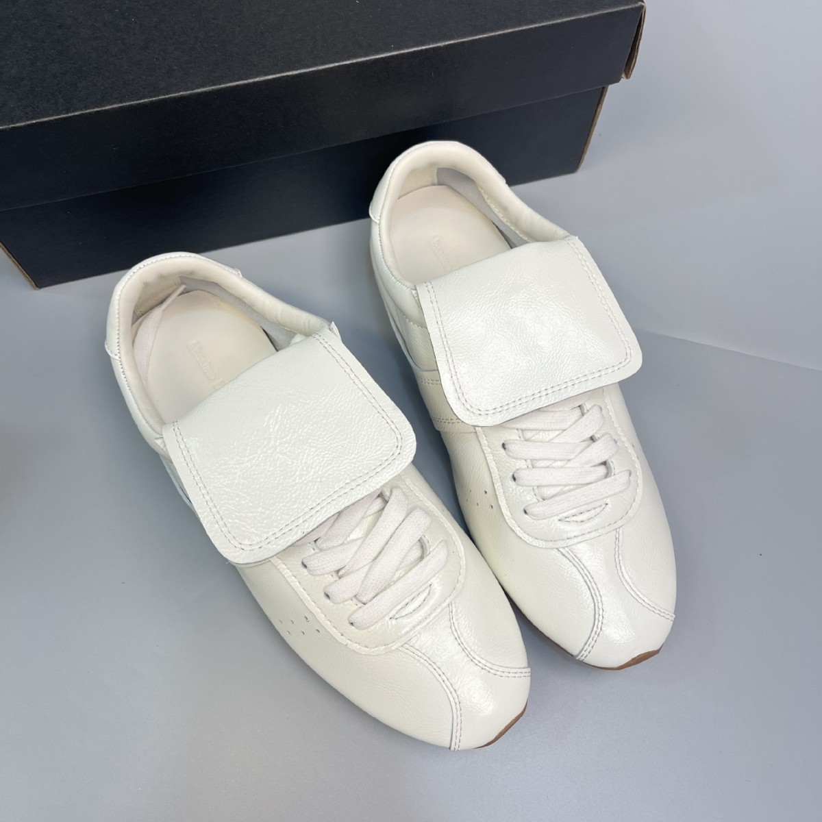 Exclusive white soft breathable sneakers for leisure with shoelaces…