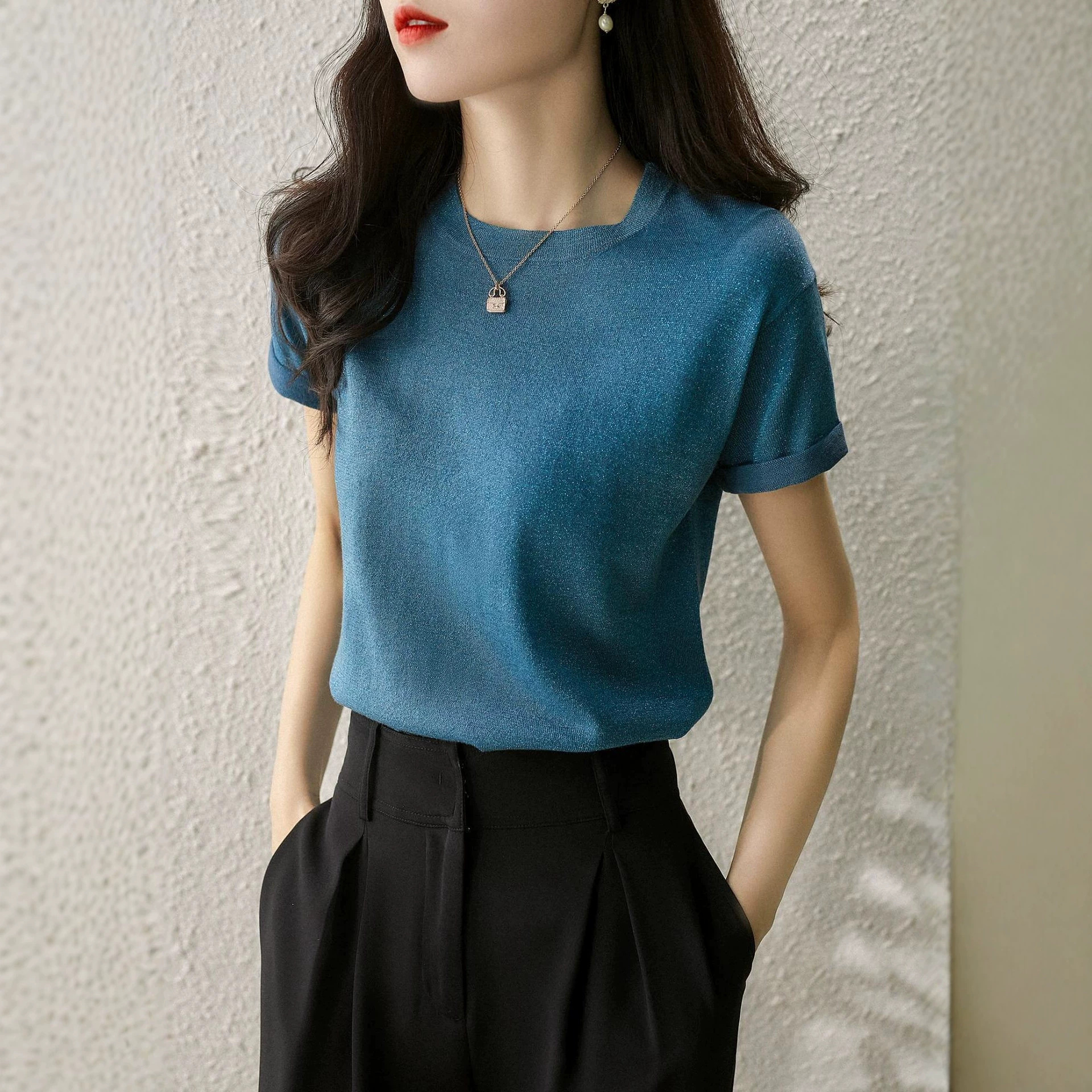 Áo thun nữ cổ tròn dệt kim tay ngắn form gầy — Màu xanh da trời