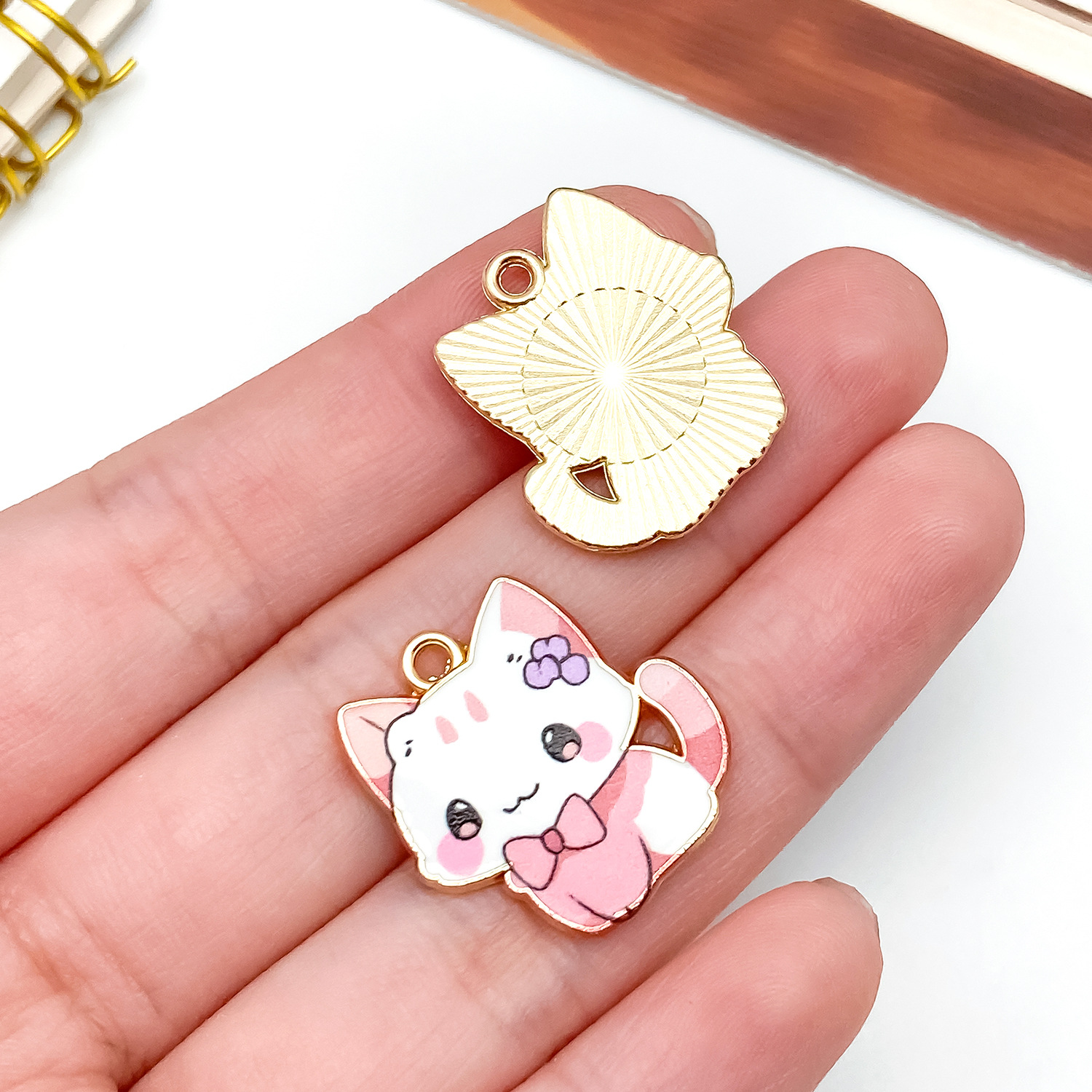 23555-XP-KC金粉白色滴油锌合金领结印花猫咪21x2