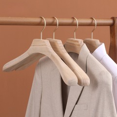女性用クスノキ製洋服ラック、幅広肩、シームレスなクスノキ製洋服ラック、無垢材の色、木製洋服ラック、洋服ラック、洋服ラック卸売