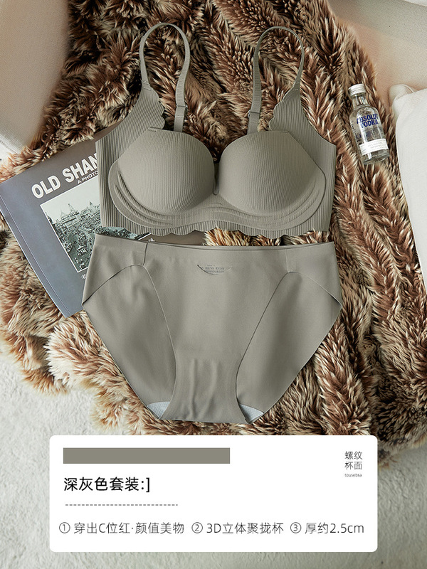 赤い下着の女性の本命年の竜のスーツの小さい胸は集まって厚いです。|undefined