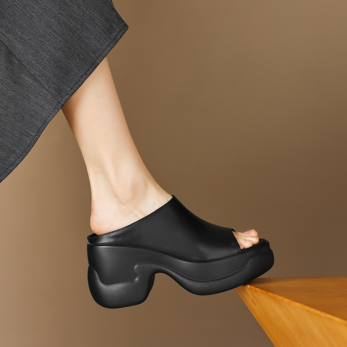 Sandal cao gót nữ đế dày 8,5 cm quai ngang da bò — đen