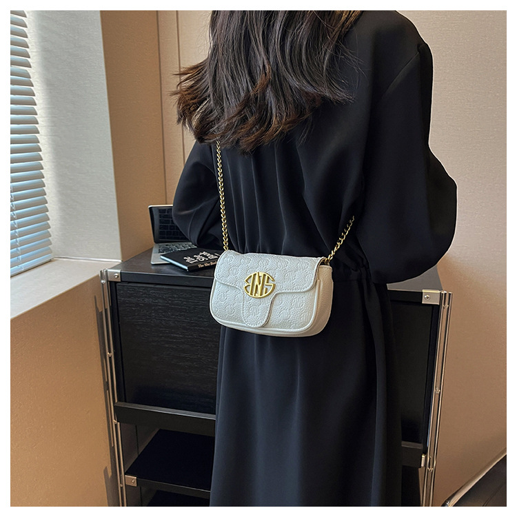 Torba na rame s lancem za žene s reljefnom teksturom moderna_voghion.com