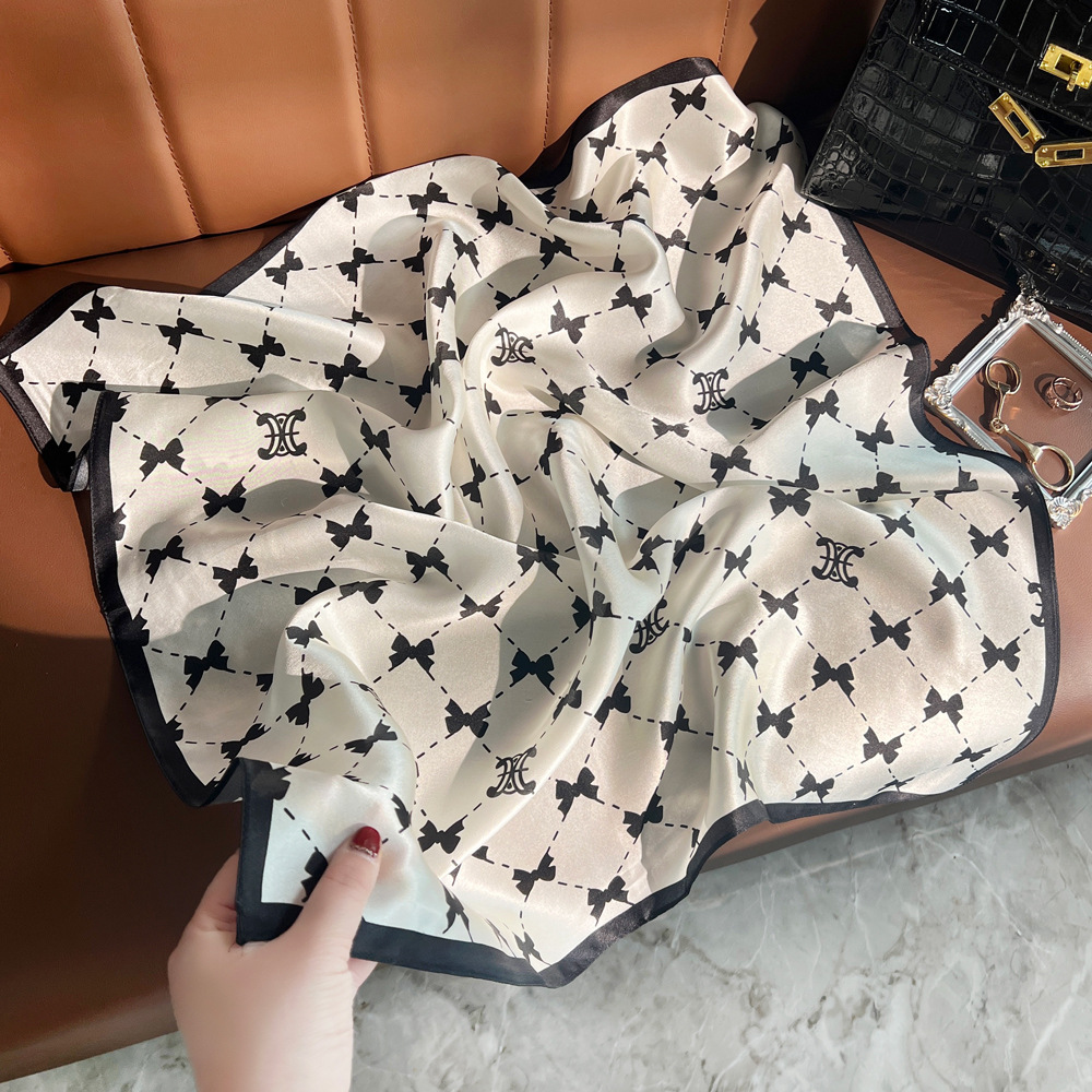 白黒の幾何学のストライプの韓国版の百合のシルクのスカーフの桑のシルクのスカーフの女性の春夏のファッションの薄いタイプのスカーフの贈り物