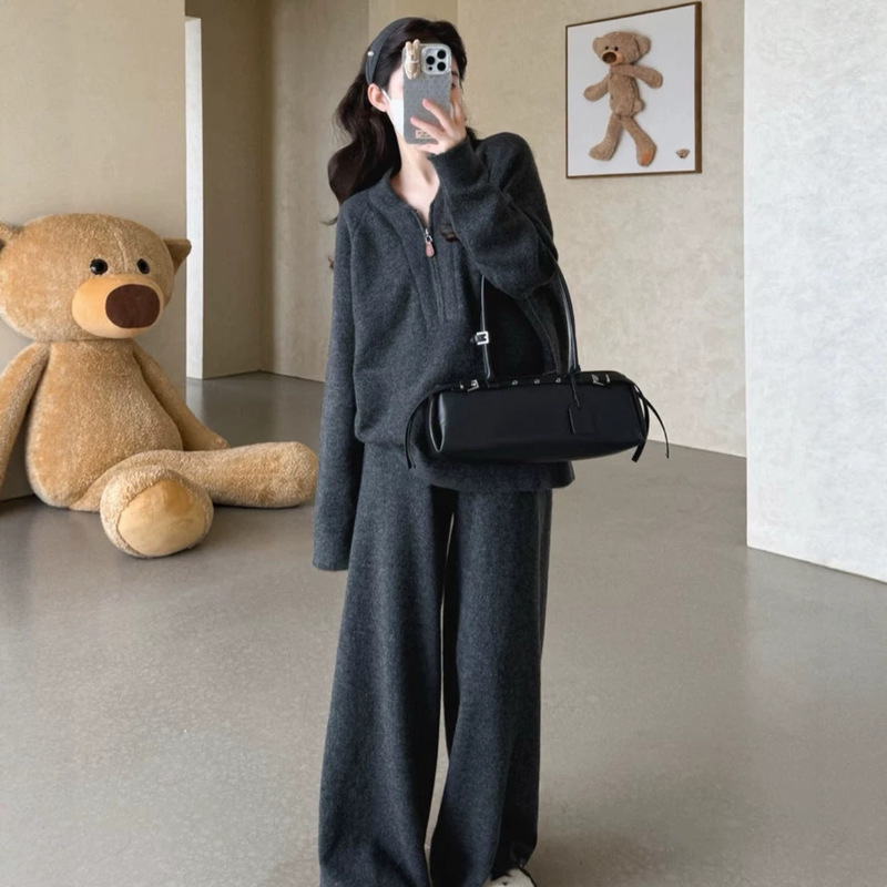 Maternity wear for autumn and winter 2026, new style, loose and elegant, half-zip soft knit top and wide-leg pants two-piece set