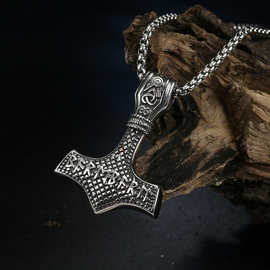 跨境热销北欧奥丁雷神锤维京字符双色锤子不绣钢吊坠时尚嘻哈潮男