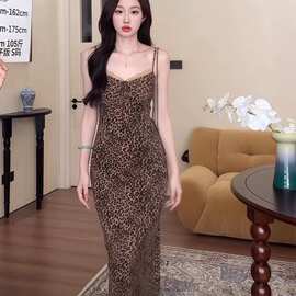 性感辣妹风豹纹百搭设计感吊带连衣裙2025夏季新款修身显瘦包臀裙