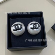 实拍香家高品质字母双C珍珠球球耳钉女粉色甜美珐琅耳饰工厂直销
