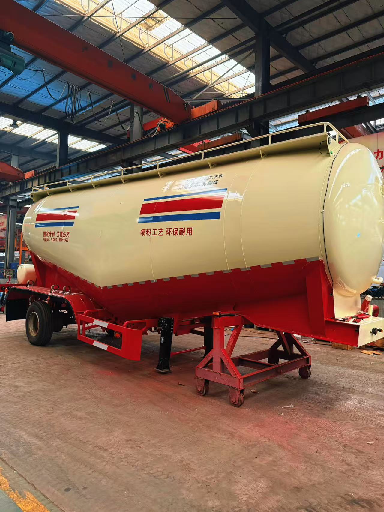 Factory Direct Supply of Bulk Cement Transport Tank Truck 45 Cubic Tank Semi-Trailer Powder Particle Transport Tank Can Be Cross-Border