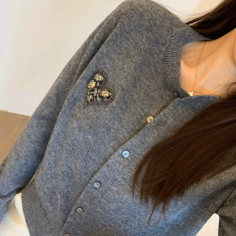 Весенний женский кардиган из плотной вязки с декоративными заклепками, шерстяная вязаная куртка для повседневной носки с дизайном с заклепками